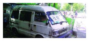 花4万买的车位被霸占，400元买破面包车堵他，一放就是一年