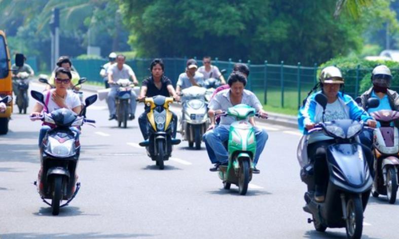 电动车也要考驾照，众人议论纷纷，得知原因后都不说话了