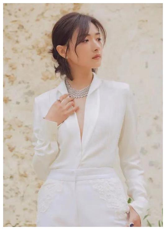 万茜真敢穿!"真空"穿白衬衫配喇叭裤,半扎发型美得气质出众!