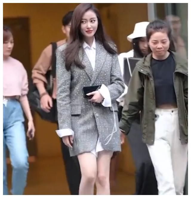 张天爱酒店出来被抓拍，无美颜镜头暴露真实腿型，网友：这才现实