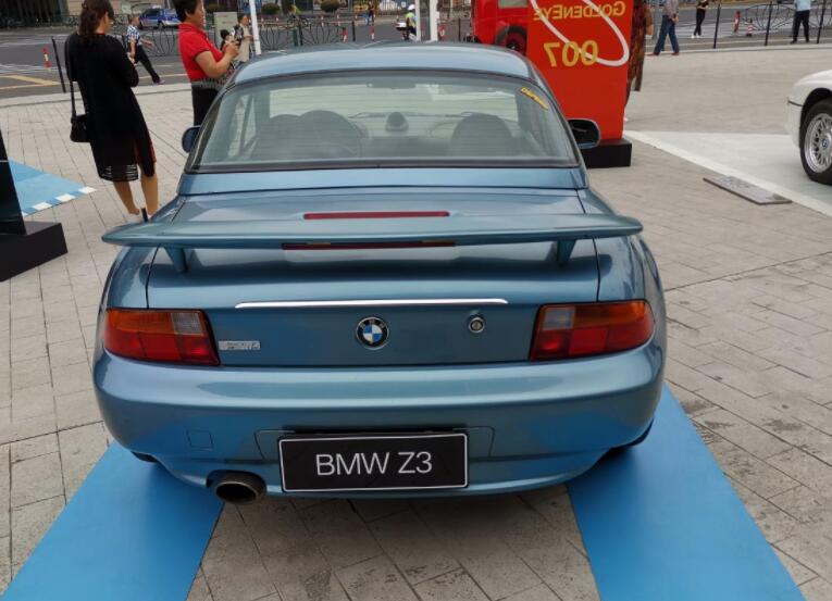 上海车展实拍宝马Z3跑车，造型太经典了！