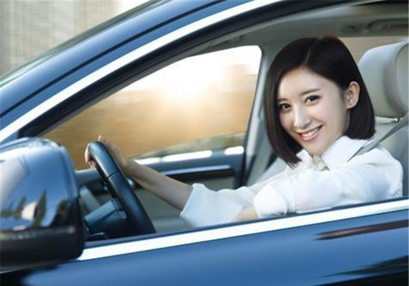 刚拿驾照的女司机开车来上班,侧方位停了好几次,我的同事很热情帮她停