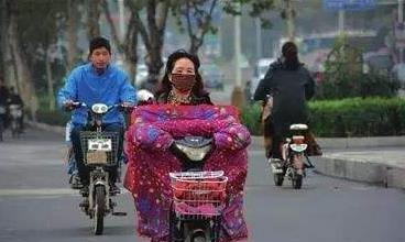 冬天经常骑电动车，建议给车备上这几样，新潮实用出门更安心