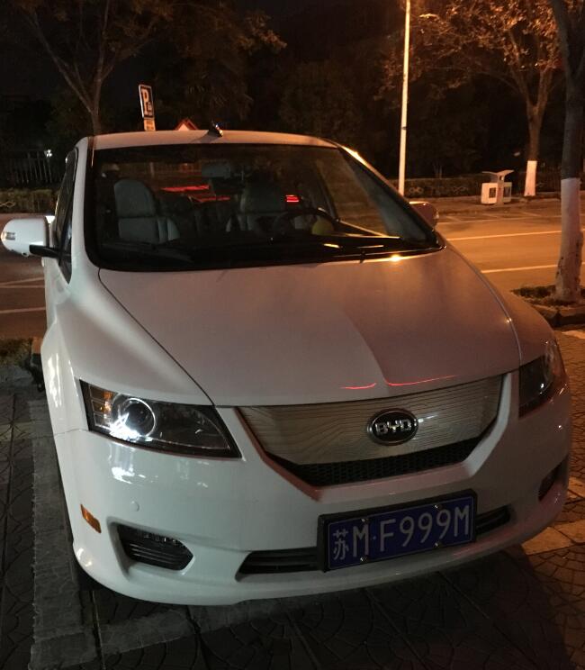 江苏靖江街头实拍小众车型——比亚迪e6，车价堪比奥迪A4L！