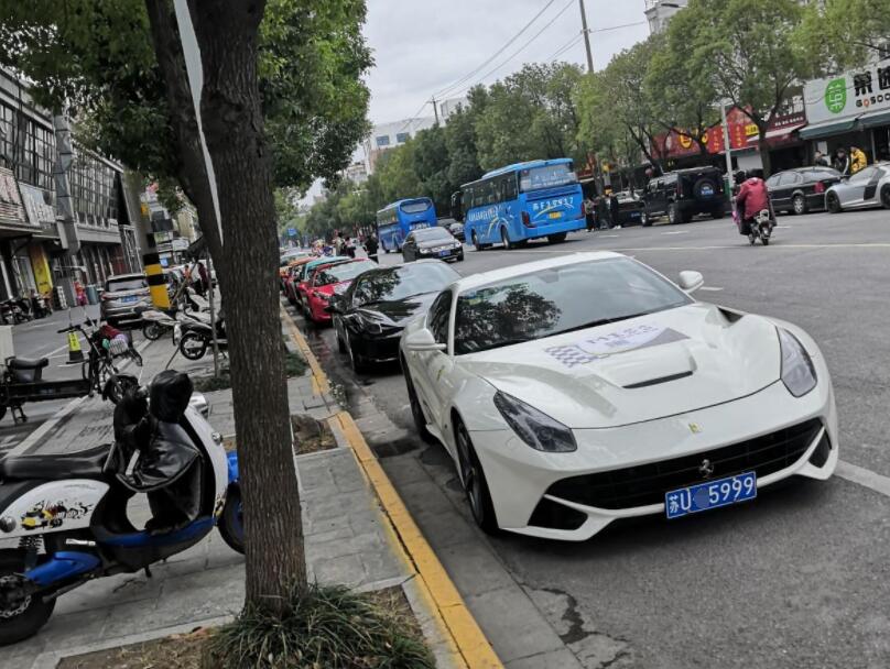 南通五一路街头实拍法拉利跑车，挂的苏州