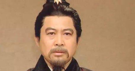 他深得皇甫嵩赏识，曾被刘璋任用为长史，在刘备阵营也举足轻重
