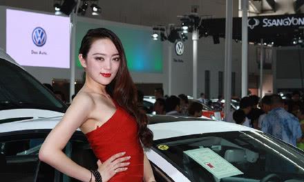 大众玩出新花样，车展为体现科技，请来红衣“女特工”