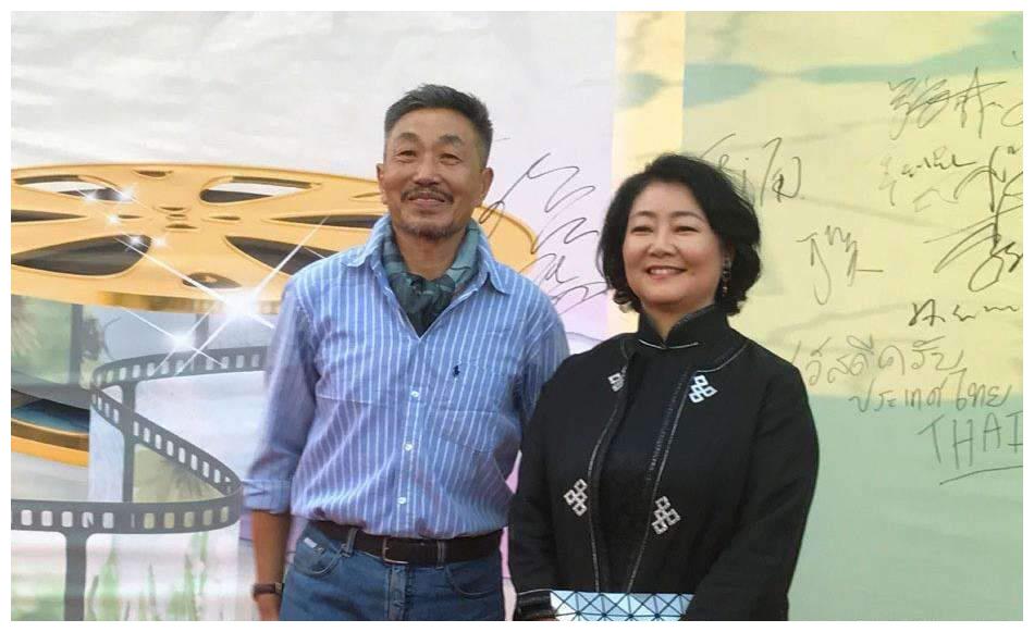老演员杜源,和妻子是是青梅竹马的一对,曾说过狗的地都比他高