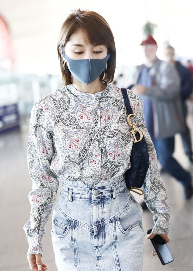 王子文齐耳短发显鬼马精灵,脚踩蛇纹短靴引人