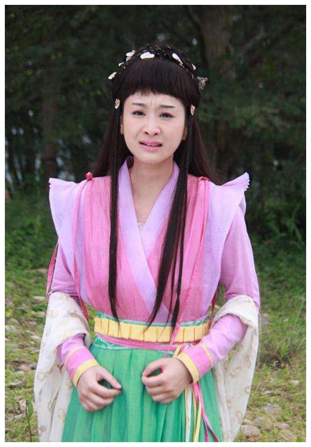 穆婷婷,锅盖头扮相显得傻里傻气的,和真人相比,真的有点丑!