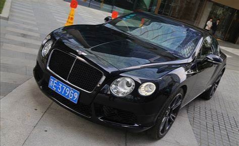 江苏张家港街头实拍宾利GT跑车，满满的奢华感！