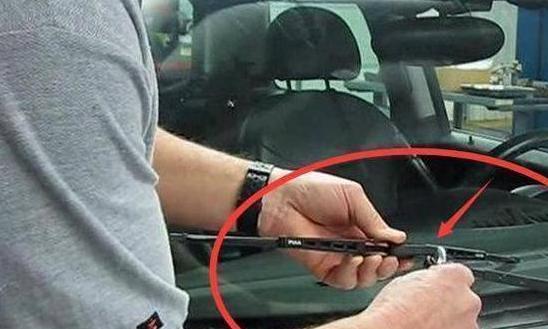 如果汽车雨刮器刮不干净而且有异响我们自己如何解决