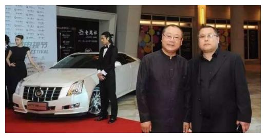 他跟刘德华是同龄人,演小品仅次于赵本山,如今座驾豪华