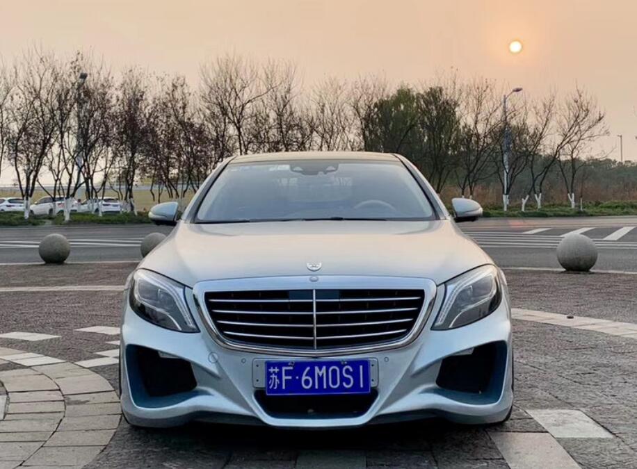 南通滨江公园实拍银色奔驰S450L，前脸霸气十足！