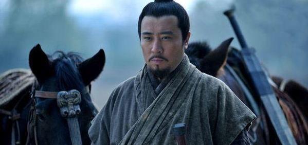 他深得皇甫嵩赏识，曾被刘璋任用为长史，在刘备阵营也举足轻重