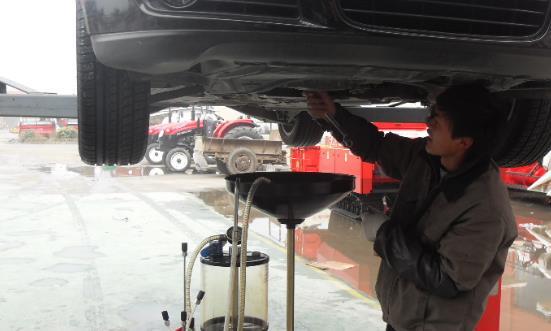 机油1万公里换一次也没事？修车工：糟蹋车，换机油要记清这点