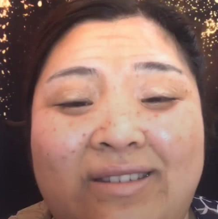 40岁大妈玩抖音不服老化妆美颜后吓坏家人差距太大接受不了