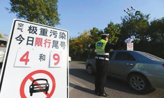 车主注意：“开四停四”即将实施？车主：快过年了，不开车了