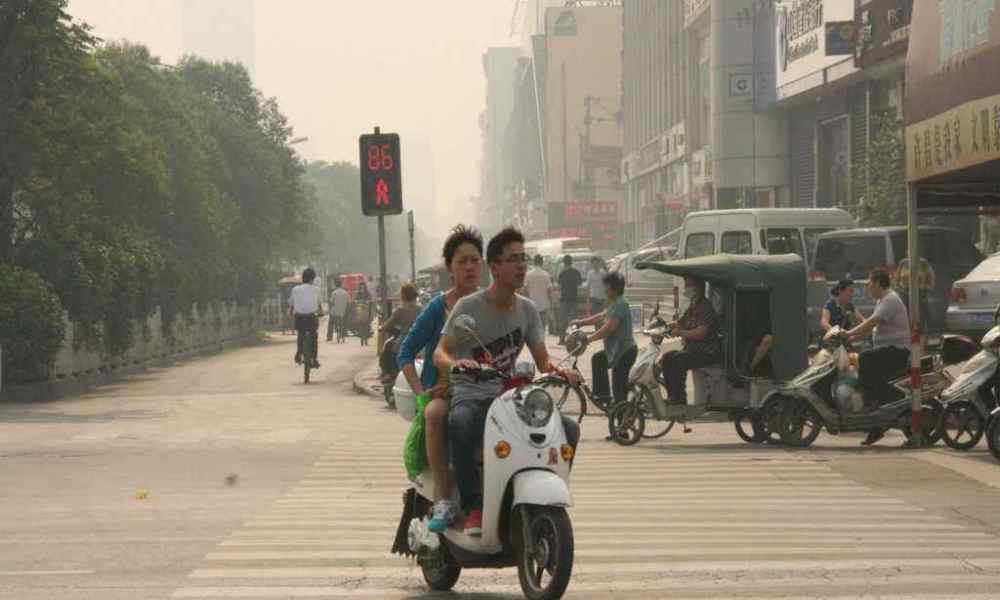 电动车横穿马路撞上汽车，电动车主：我是“弱势群体”，我不赔