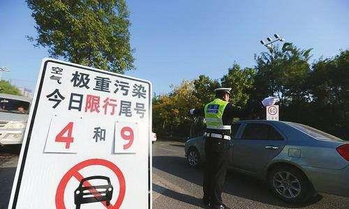 “最严限行”亮了，国四车上路被查，车友：难以接受