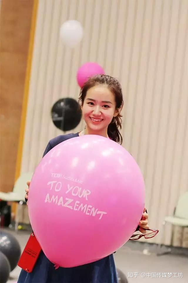 之路女孩烫发女生从二的短发,如今临时放弃出年级走上公益图片
