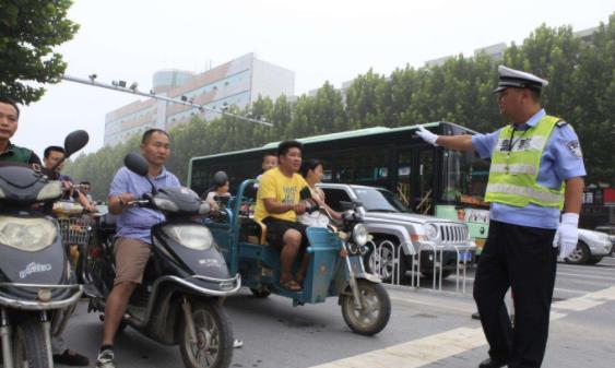 电动车后座载人被交警拦下罚款，车主：我要这后座有何用？