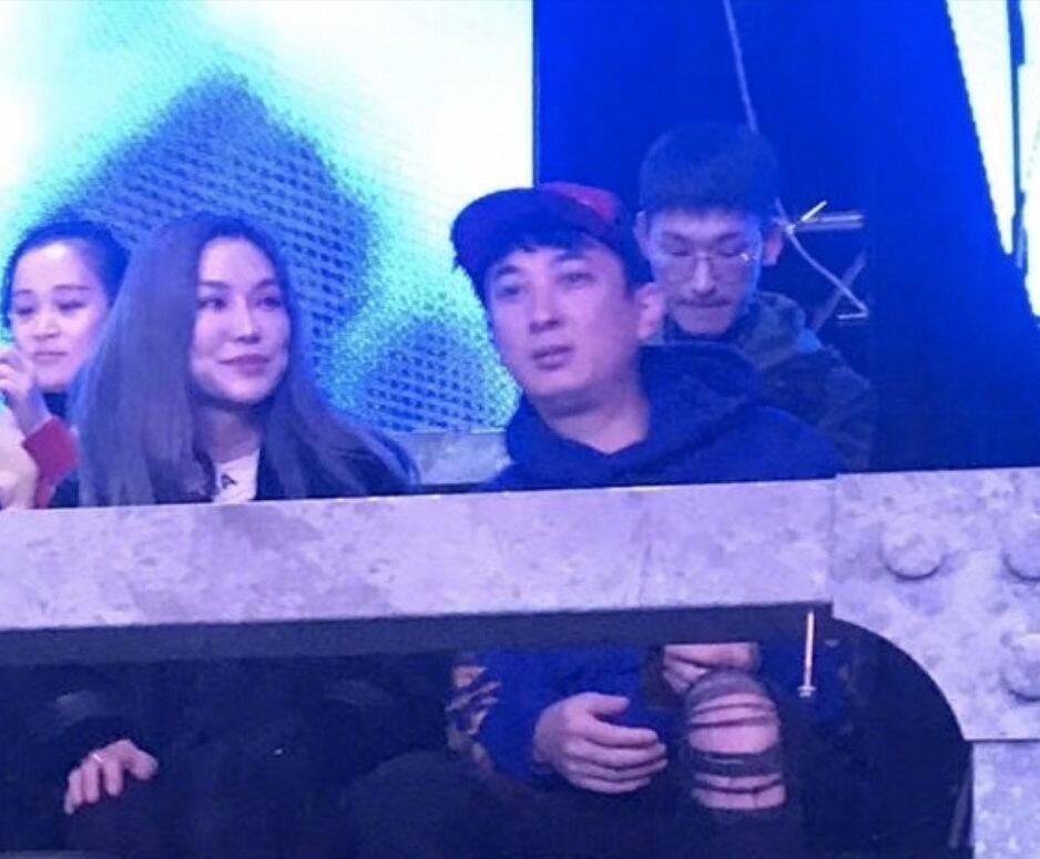 王思聪携女伴现身《即刻电音》现场,正对大张