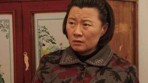"广坤媳妇儿"有来头,大学副教授还是二级演员,46岁就扮演奶奶