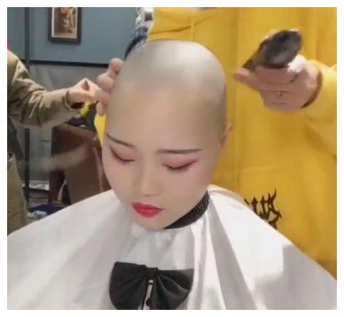 美女去理发店要求剃光头, 理发师不予理睬, 说出真相后没要一分钱