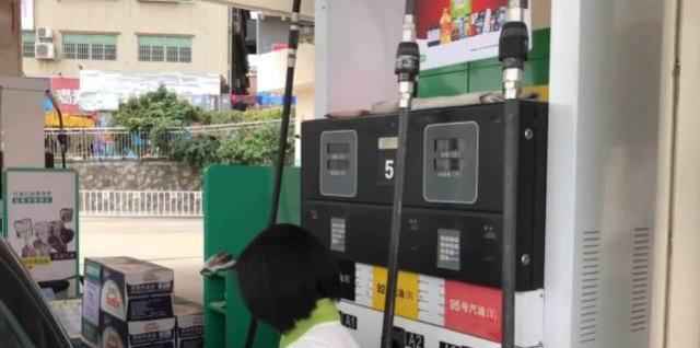 速腾加错92号汽油,车主要求赔新车,加油工破大众也配