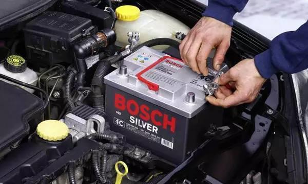 汽车蓄电池也要观察，失效前有这3个现象，车主了解一下