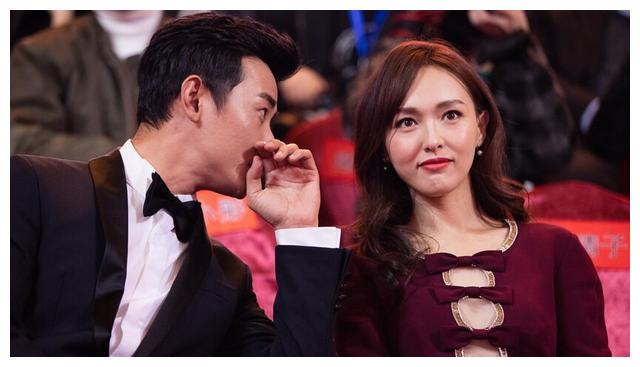 罗晋唐嫣台下相邻而坐,表情动作神同步,所有的爱都写在了脸上