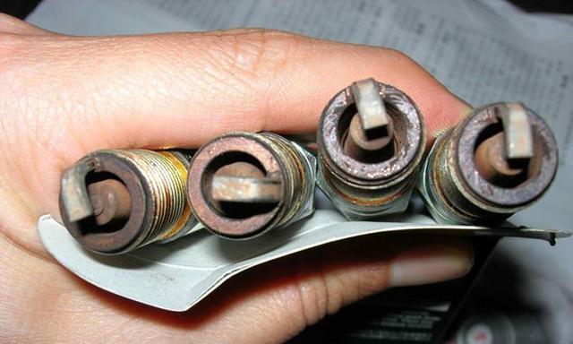 汽车火花塞，到底应该多久更换一次呢？按照这3个种类来更换就行