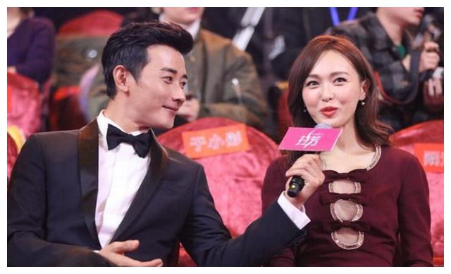 罗晋唐嫣台下相邻而坐,表情动作神同步,所有的爱都写在了脸上