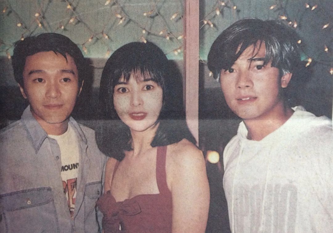 很少看到的周星驰与友人合影.
