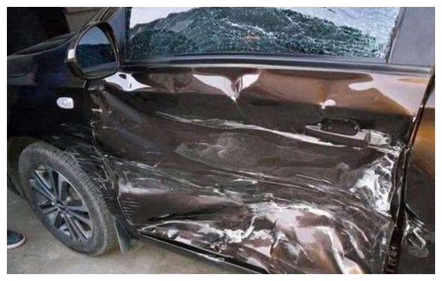 车在路边被撞，先找保险还是先报警？保险公司：程序错了一毛不赔