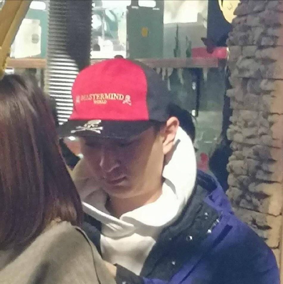 王思聪携女伴现身《即刻电音》现场,正对大张