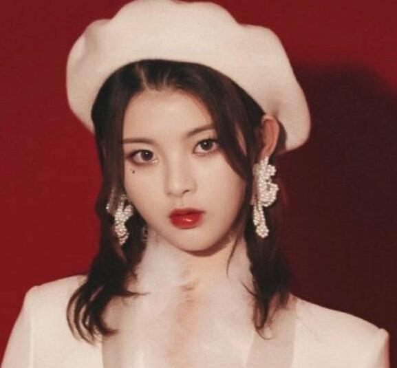 王思聪携女伴现身《即刻电音》现场,正对大张