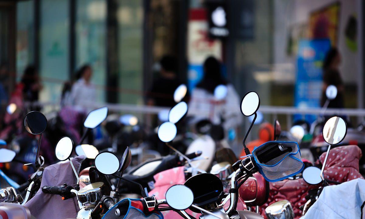 车主快看，那些骑电动车非要骑在马路中间的人，都是什么心态？