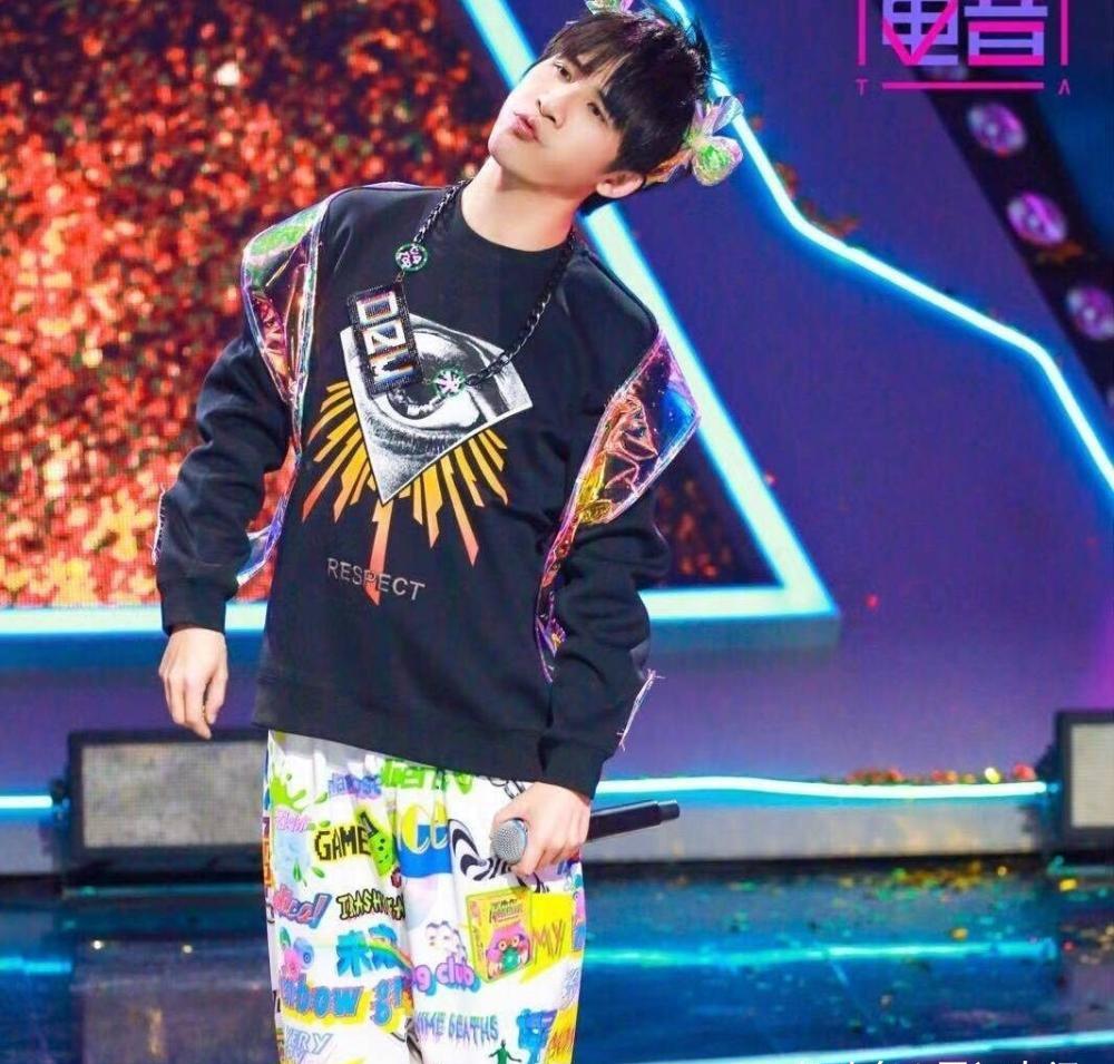 王思聪携女伴现身《即刻电音》现场,正对大张