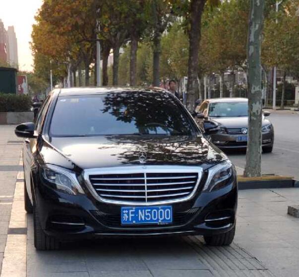 南通金沙镇实拍奔驰S500L，车牌配车型也是