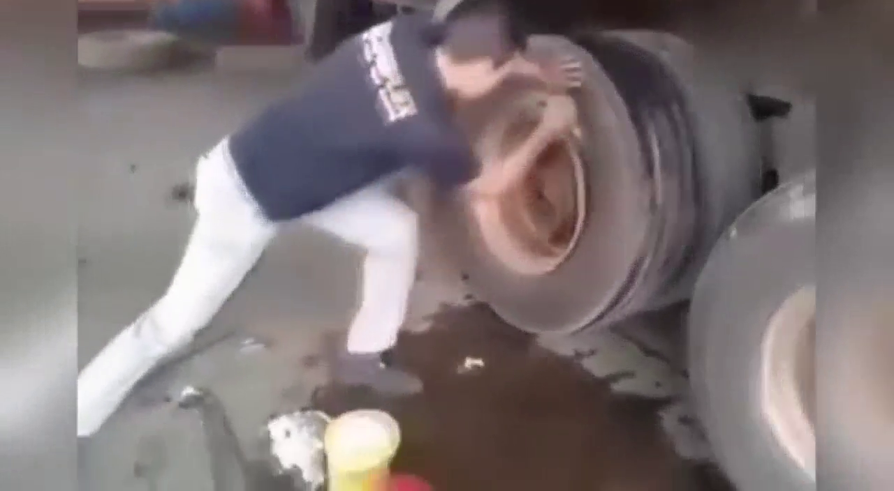 路上轮胎坏了怎么办 小伙超高技术1分钟换卡车轮胎