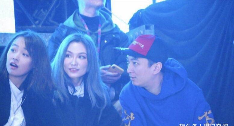 王思聪携女伴现身《即刻电音》现场,正对大张