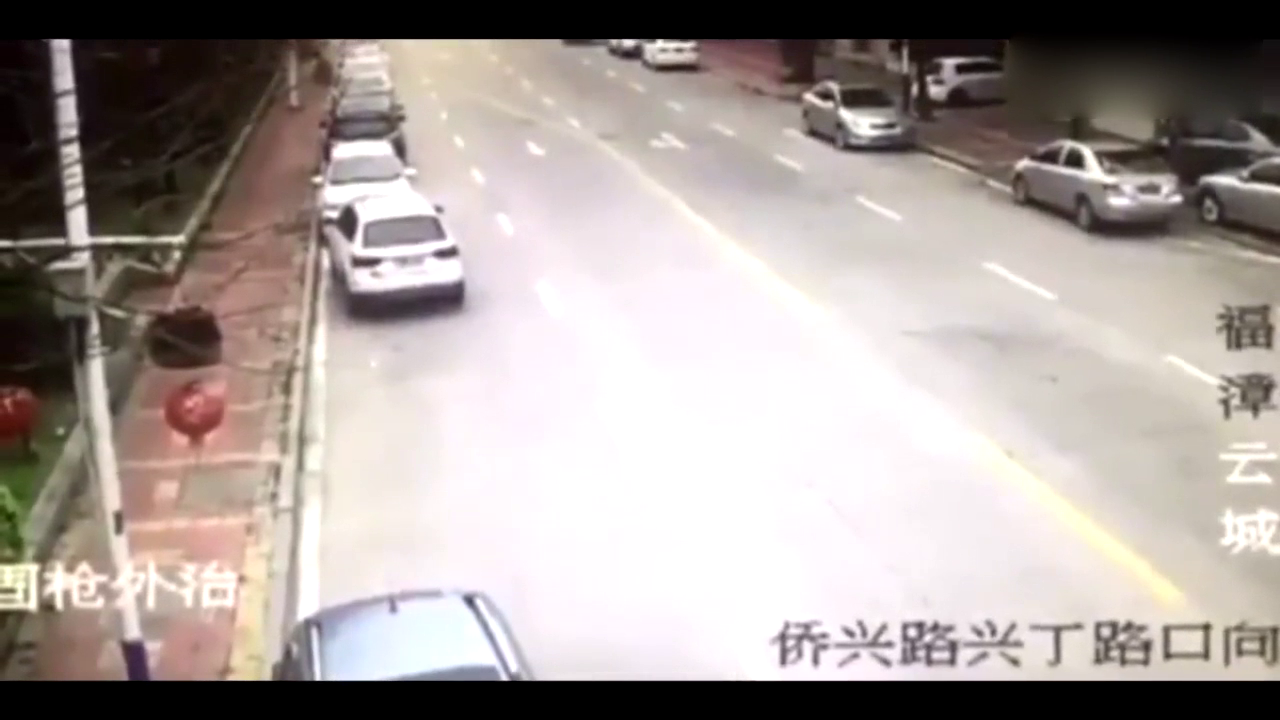 监控拍下轿车失控惨烈一幕，两电动车付出惨痛代价