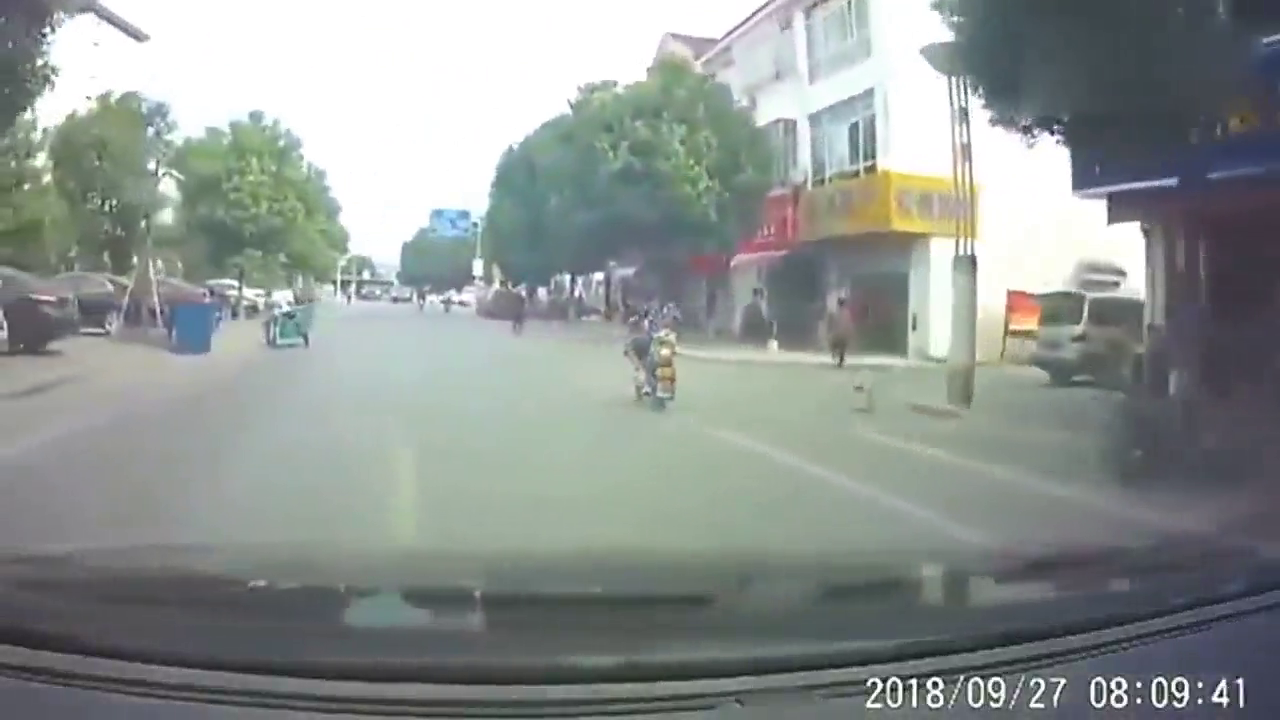 揪心，电动车女子突然摔倒，后车司机含泪猛打方向！