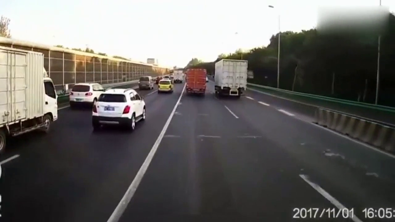 出租车高速上自残，上一秒还好好的，接着就眼前一片黑暗