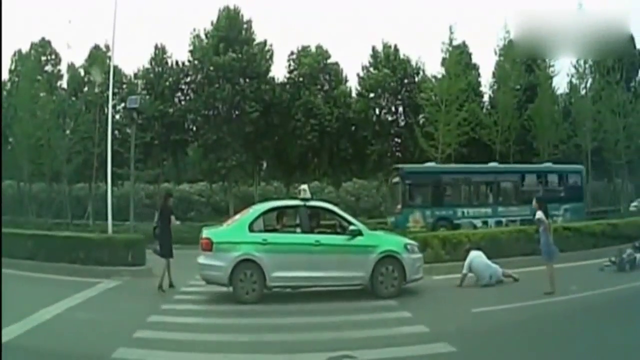 出租车把人撞惨了，司机吓得都不敢出来了，监控拍下惊险瞬间