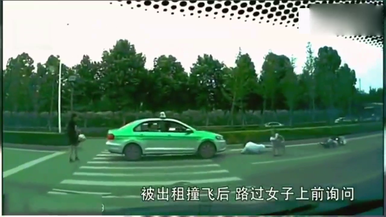 出租车撞上小夫妻，路过女子上前询问，监控拍下这样的一幕