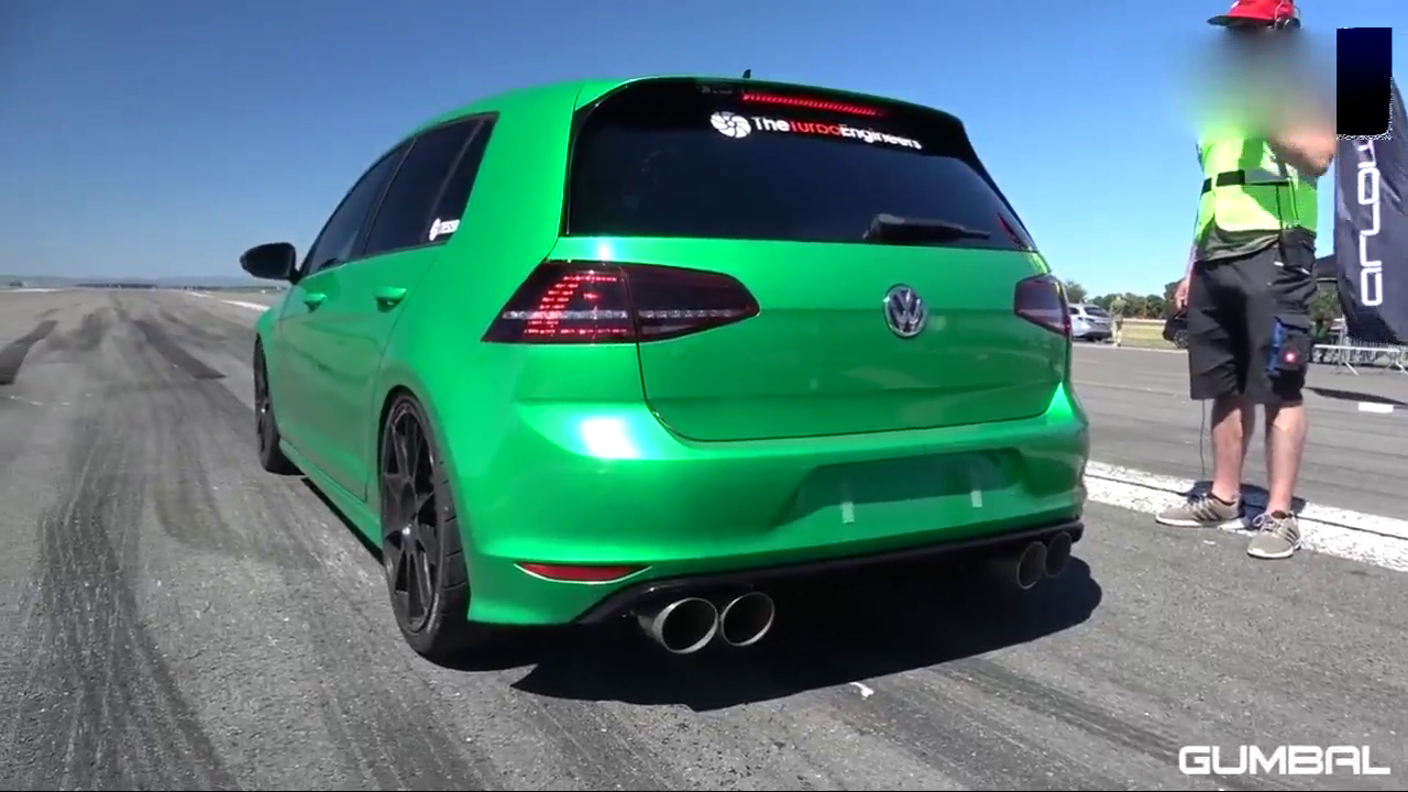 大众高尔夫7R VS 神秘跑车，起步那一刻才是尴尬的开始