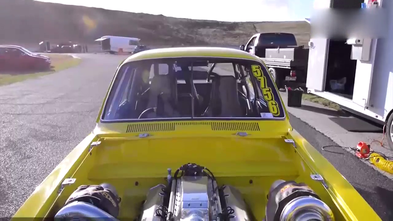 大红色的豪华跑车，即是酷炫又是漂亮 好帅啊！